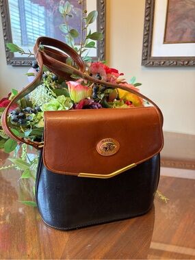 Sasha Moda Italiana Crossbody In (2) Tone Leather (Vintage)